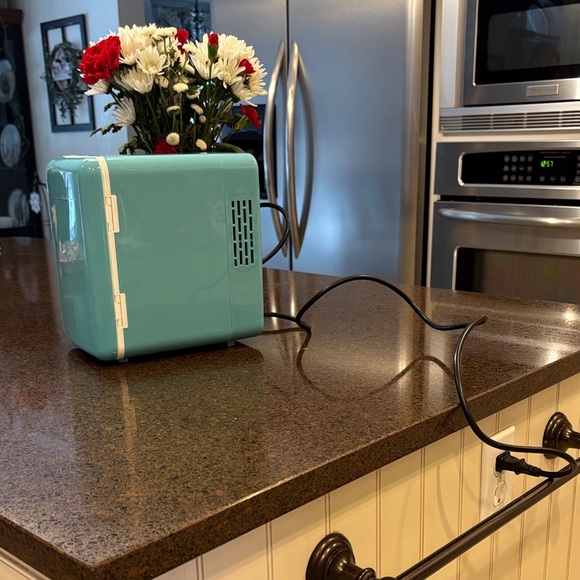🩵Frigidaire Blue Mini Fridge - Picture 3 of 8